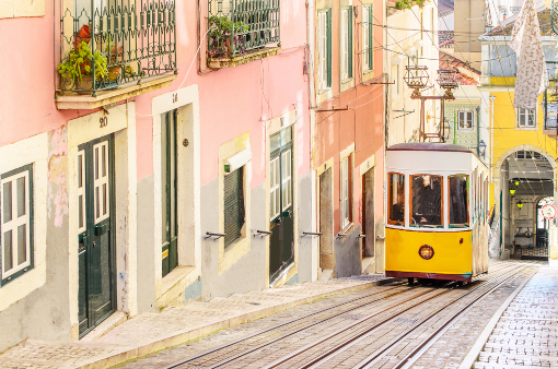 Gelbe Tram fährt durch Lissabons Straßen